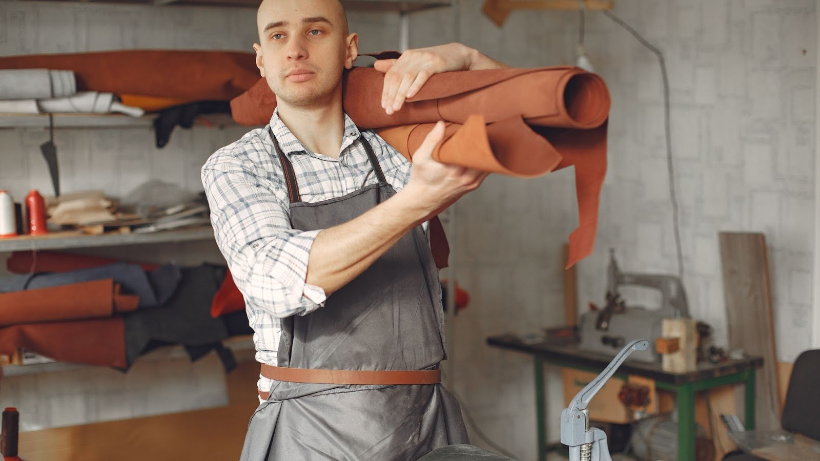 How Does the Design of Leather Aprons Cater to Different Occupational Needs